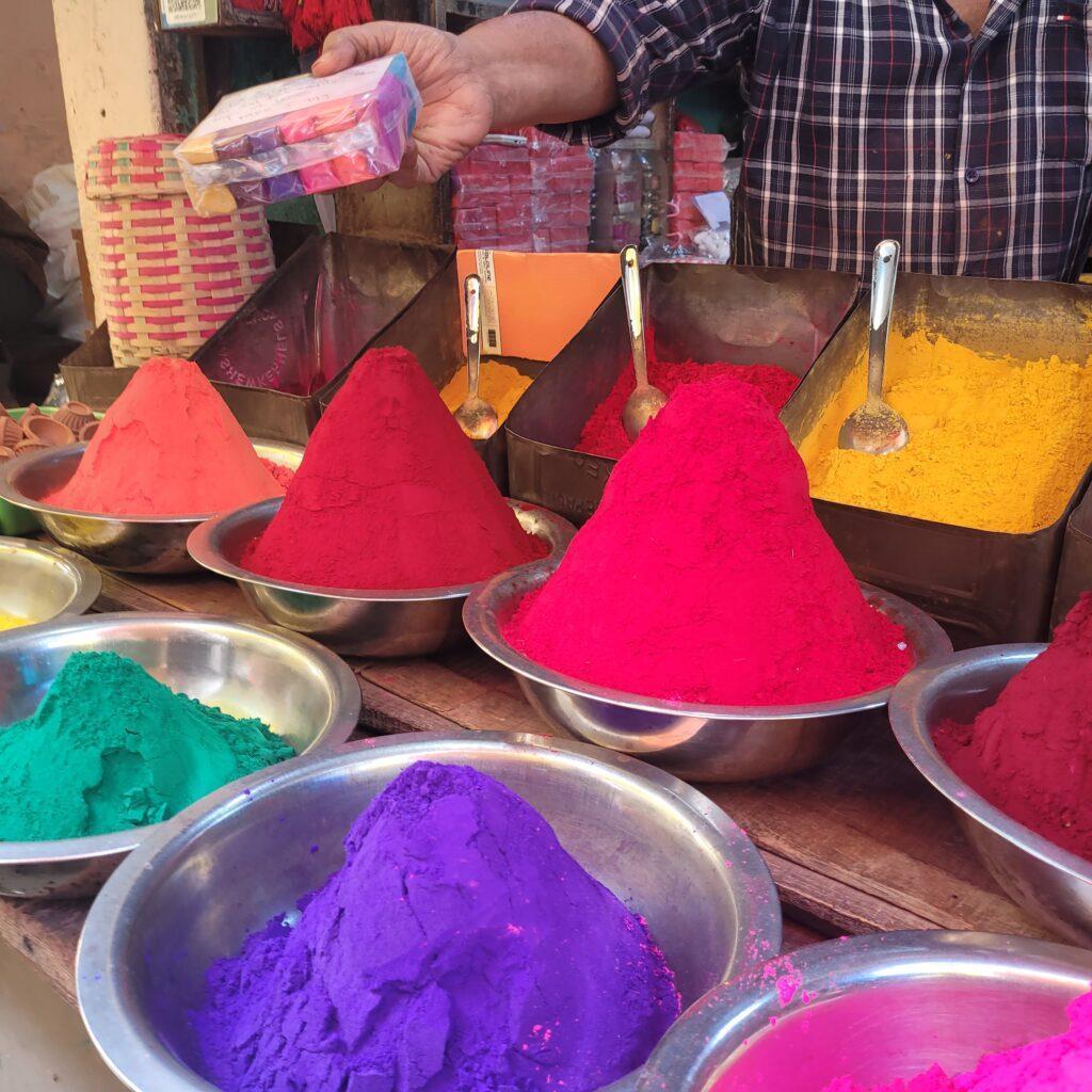 Poudres multicolores au marché de Mysore