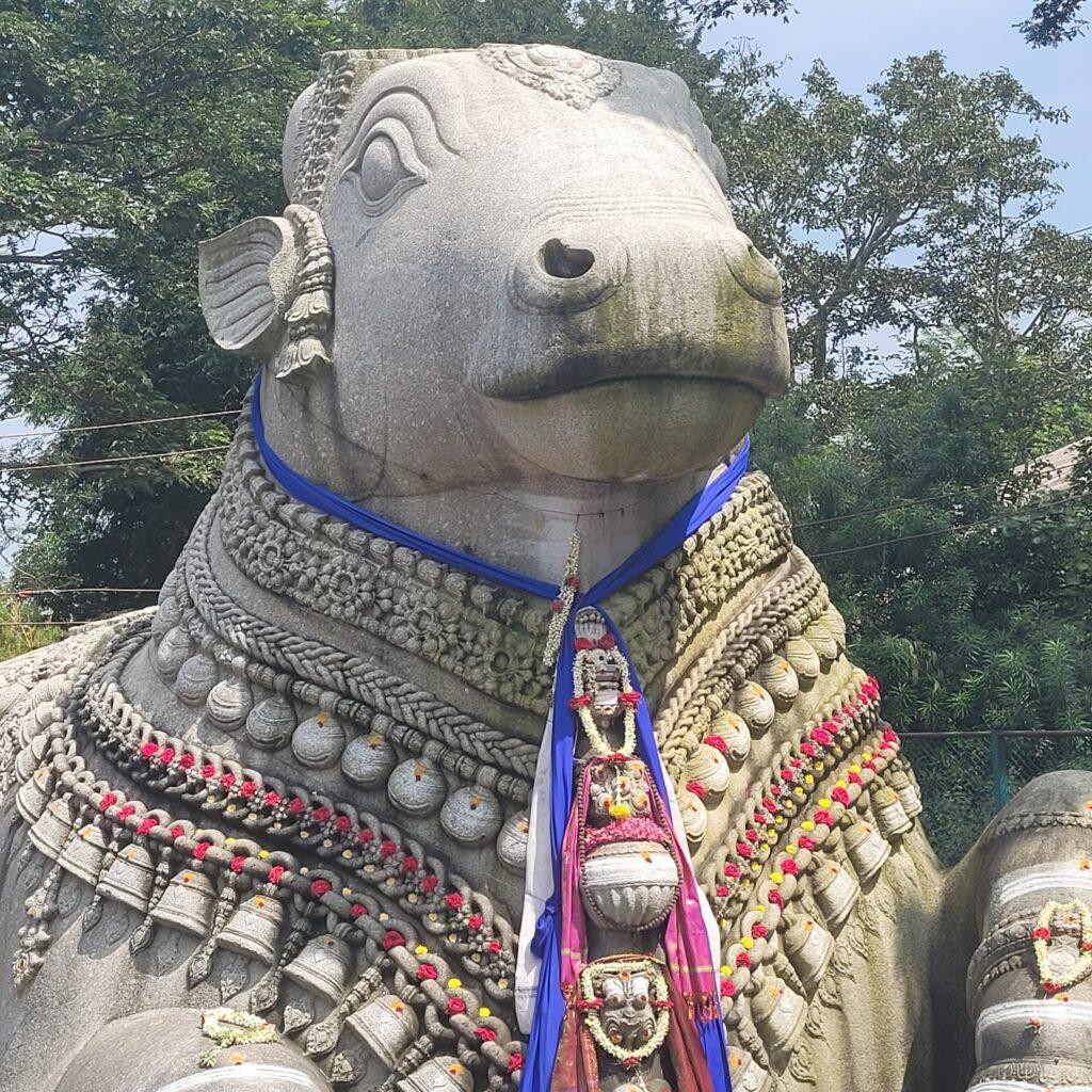Statue géante du taureau Nandi, sur la colline Chamundi à Mysore