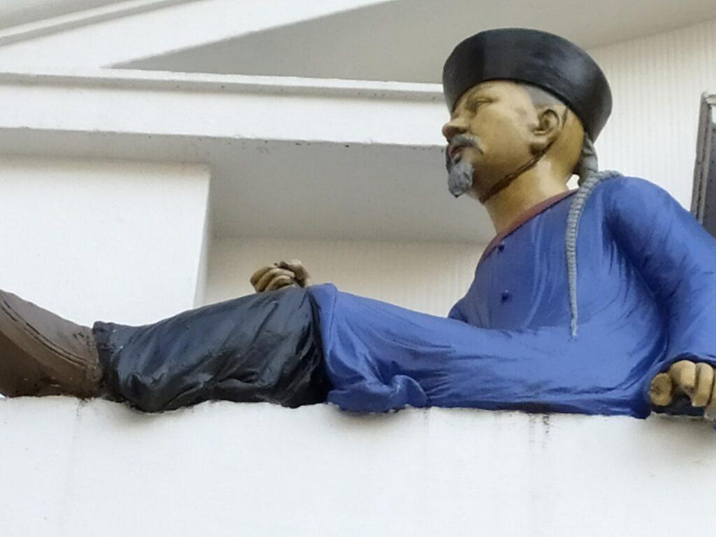 facade de Twinnings sur le Strand, détail d'une des statues de chinois