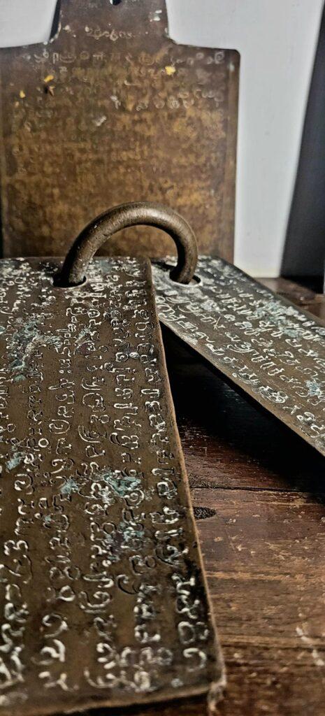 tablette de cuivre ancienne musée Folklore