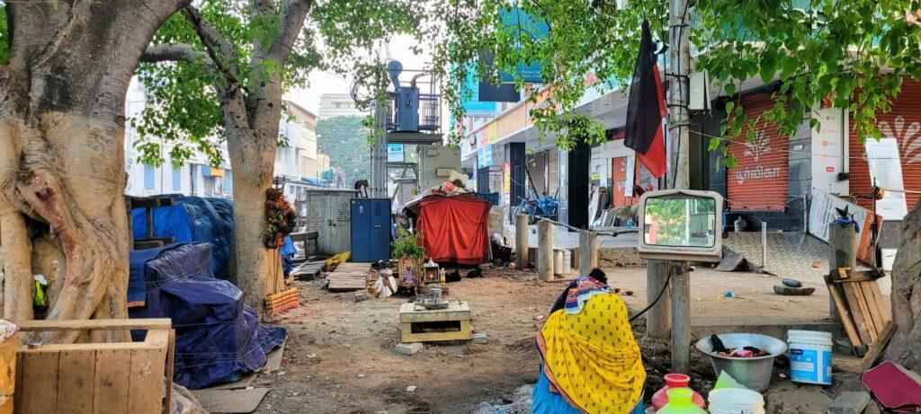 Chennai au petit matin, stores baissés et misère humaine