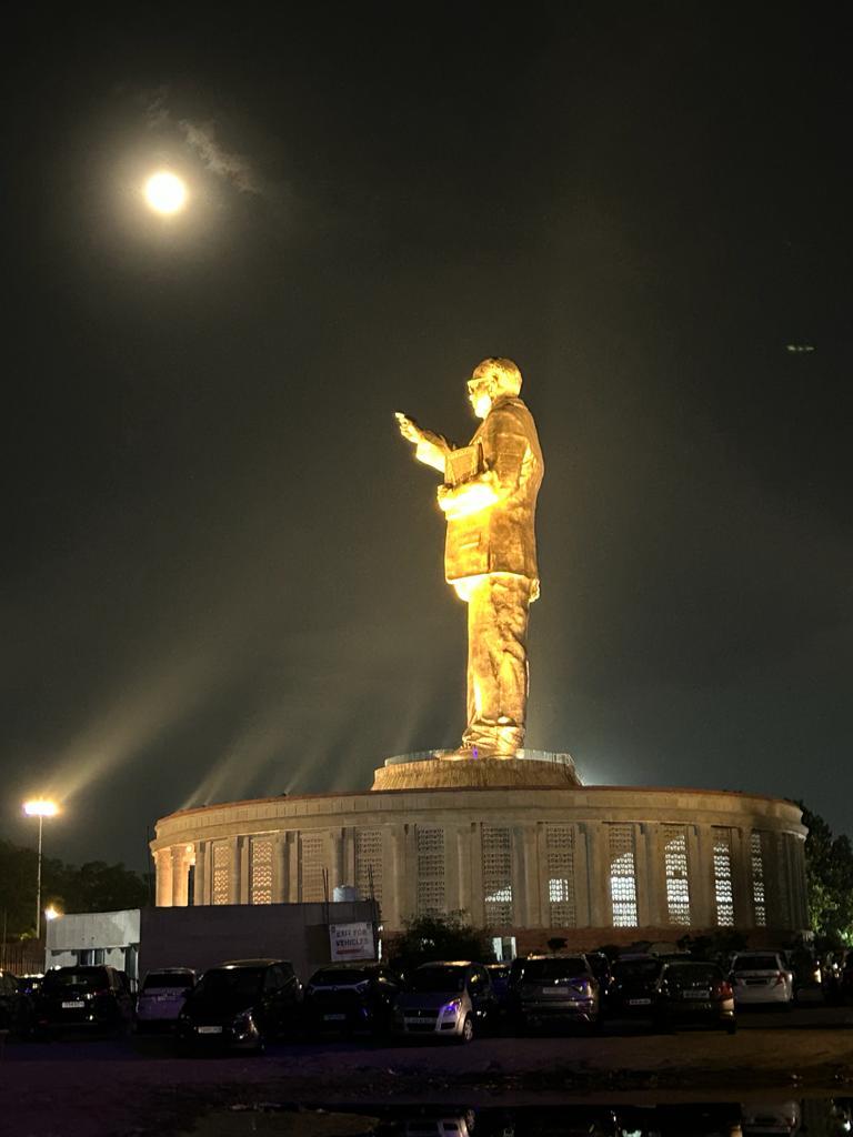 statue énorme et lumineuse du Dr Ambedkar