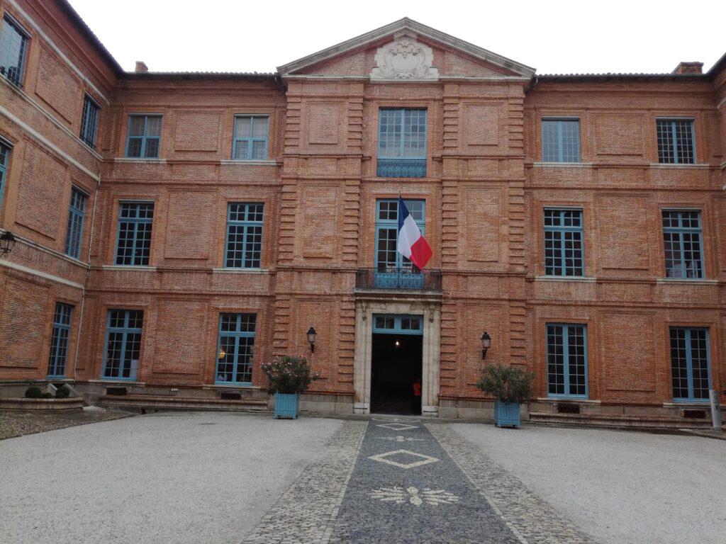 les huisseries bleues de la préfecure de Toulouse
