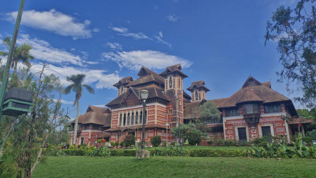 le Napier Museum, belle construction indo sarracénique avec des relants Arts and Crafts
