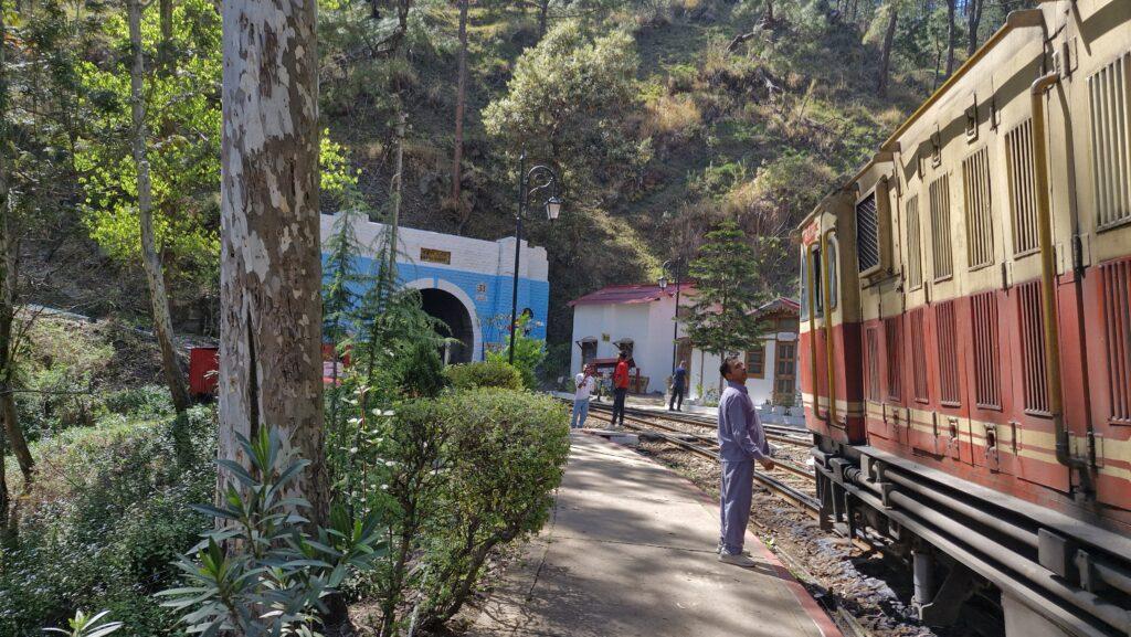 arrêt technique du toy train de Shimla