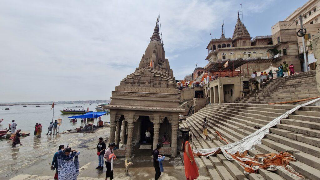 Temple au bord du Gange