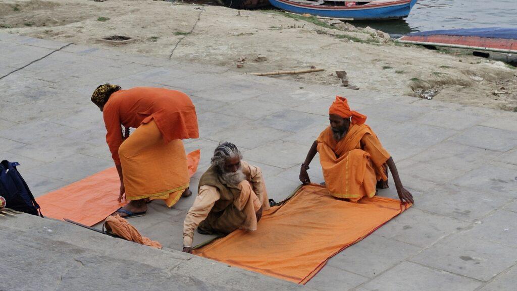 sadhus sur les bords du Gange