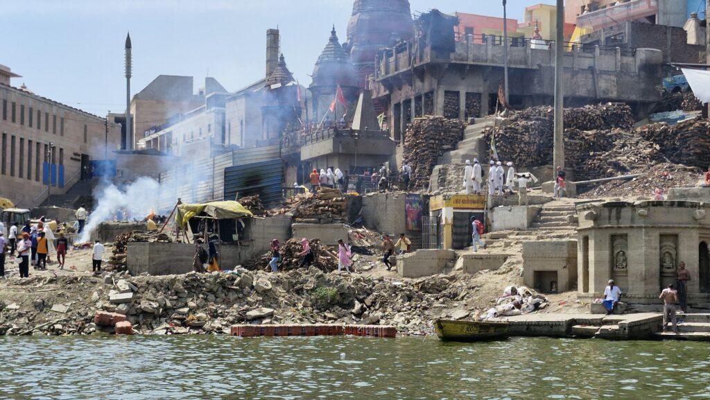 Manikamika , champ de crémation Varanasi