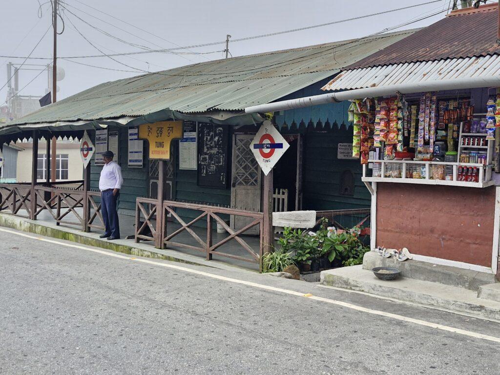 gare sur la ligne Darjeeling