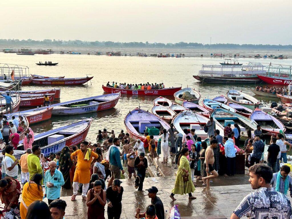 la cohue de sbateaux sur les bords du Gange à Varanasi