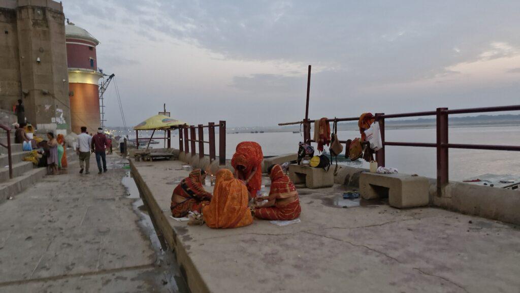 lever du soleil sur les bords du Gange Varanasi