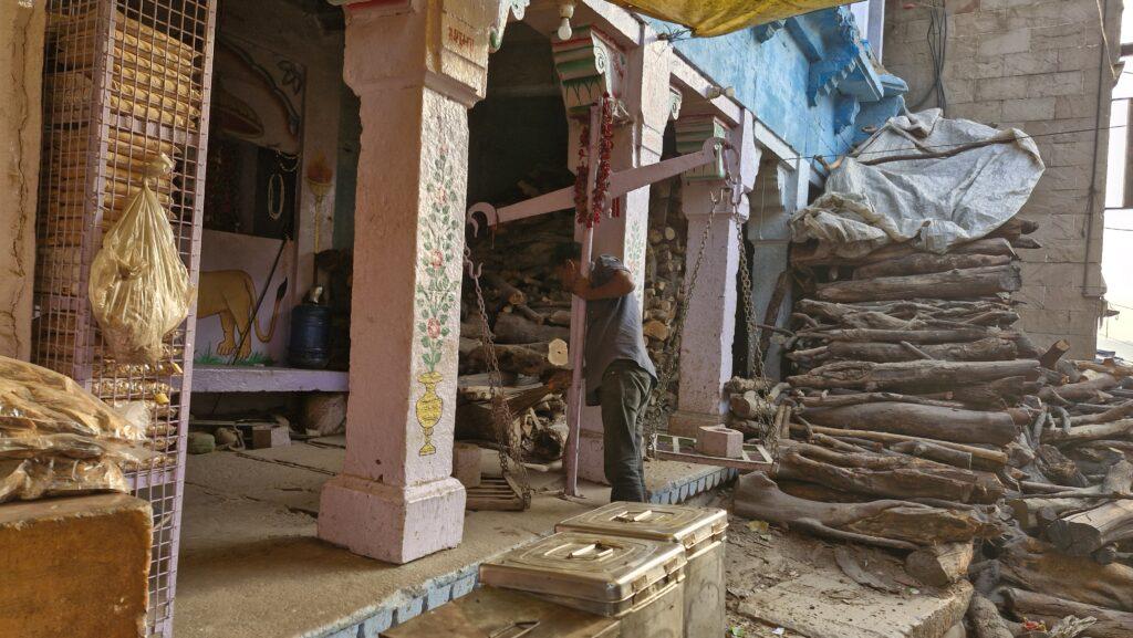 bois pour les bûchers Varanasi