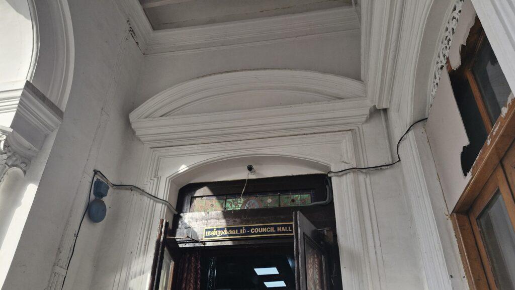 entrée de la salle du conseil (on ne peut pas photographier à l'intérieur)