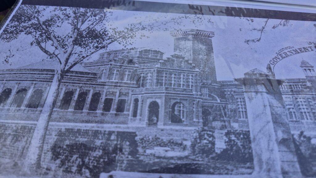 photo ancienne du theatre du musée avec sa tour