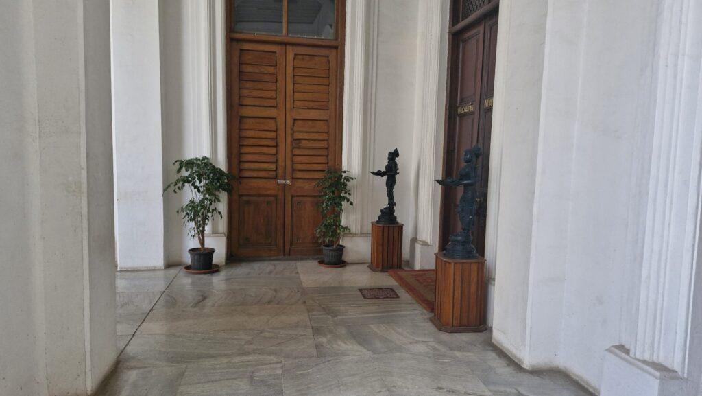 devant le bureau du maire