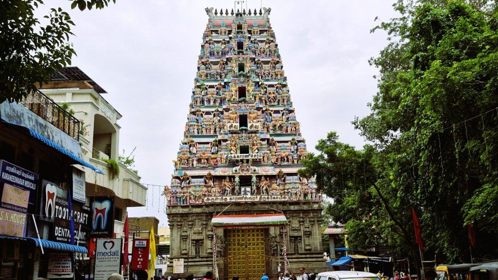 Gopuram du grand temple à Karaneeswara Shiva Saidapet