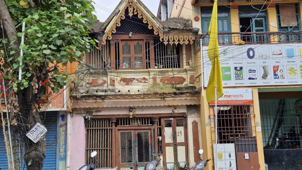 rare maison de bois rescapée dans Saidapet