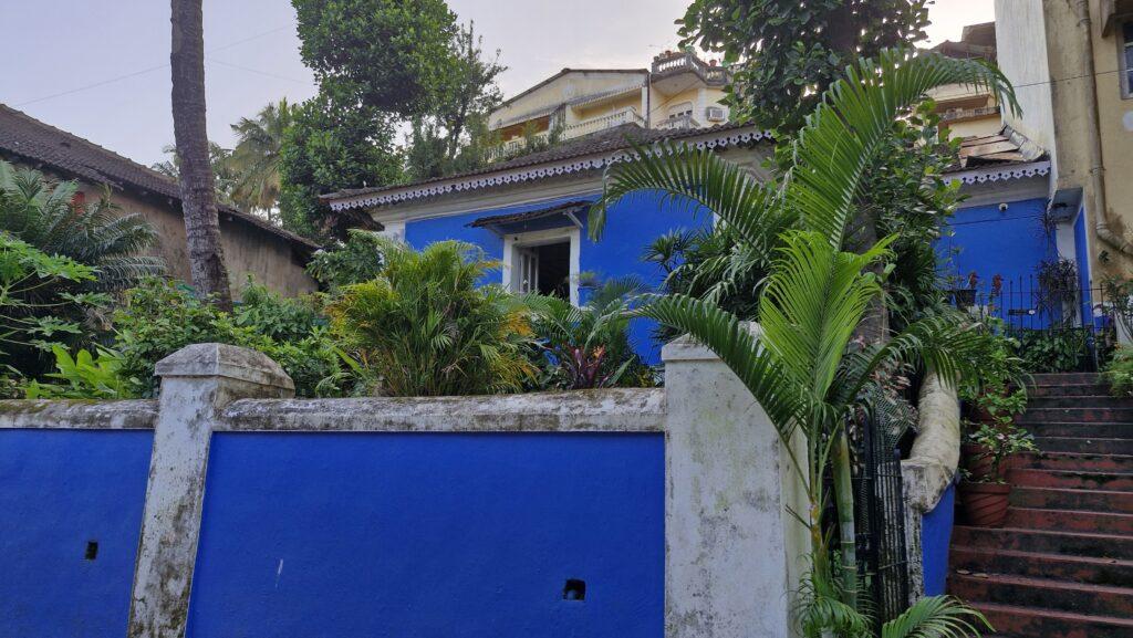 maison bleue du quartier des fontaines