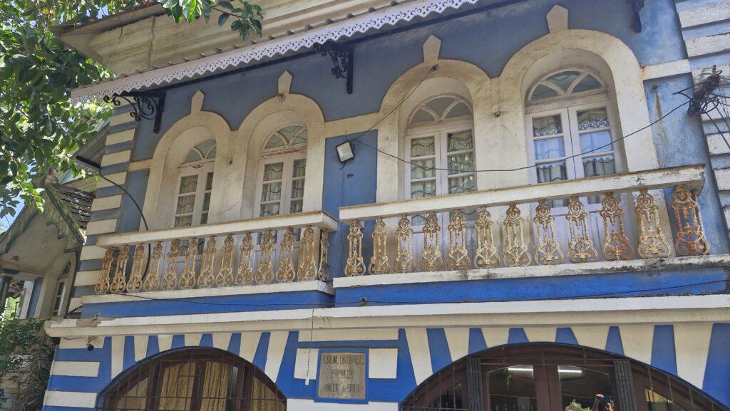 facade bleue