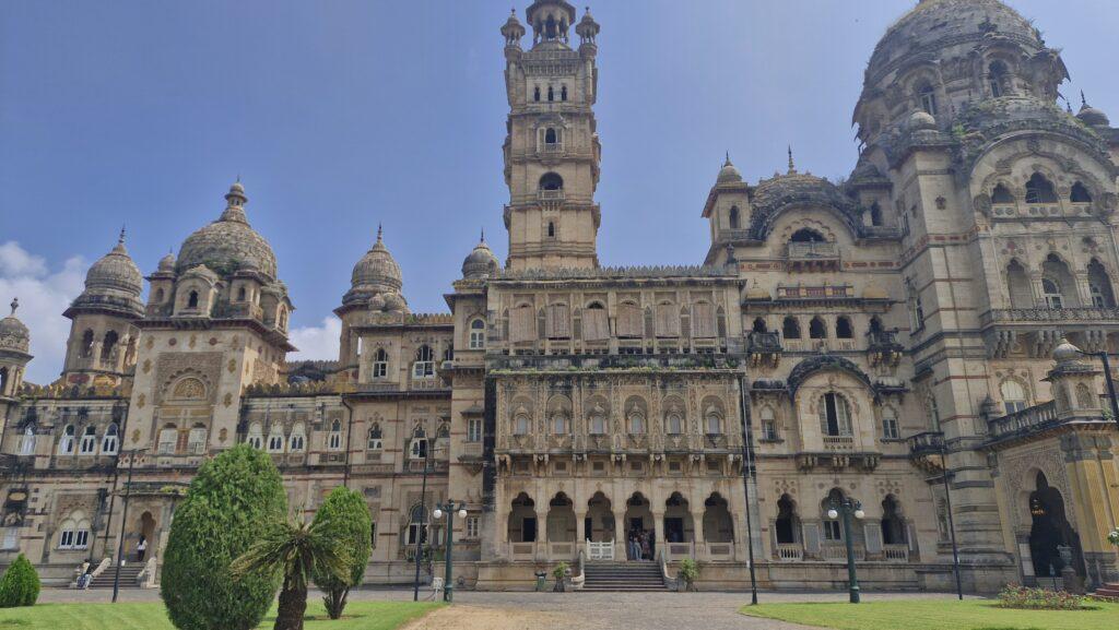 Lakshmi Vila Palace, facade sur jardin