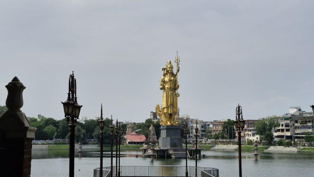 Sagar lake avec al statue de Shiva