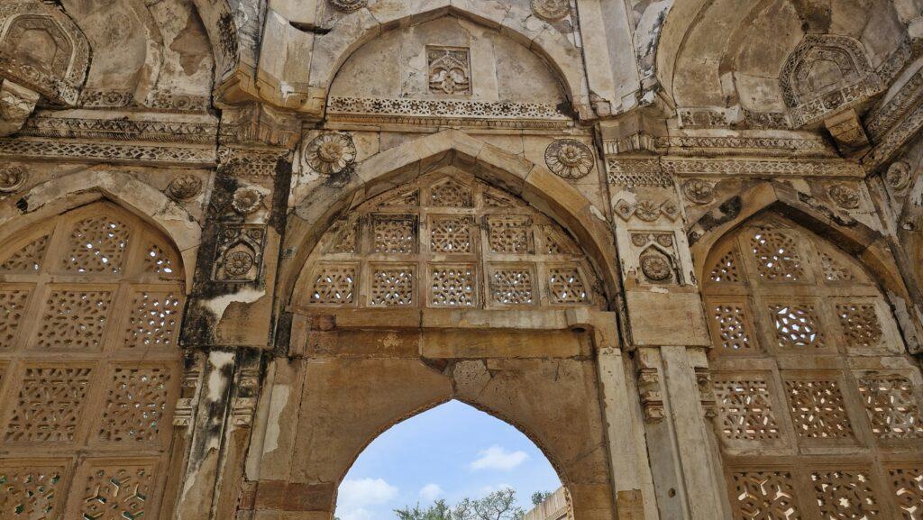 fenêtres à moucharabieh de la mosquée